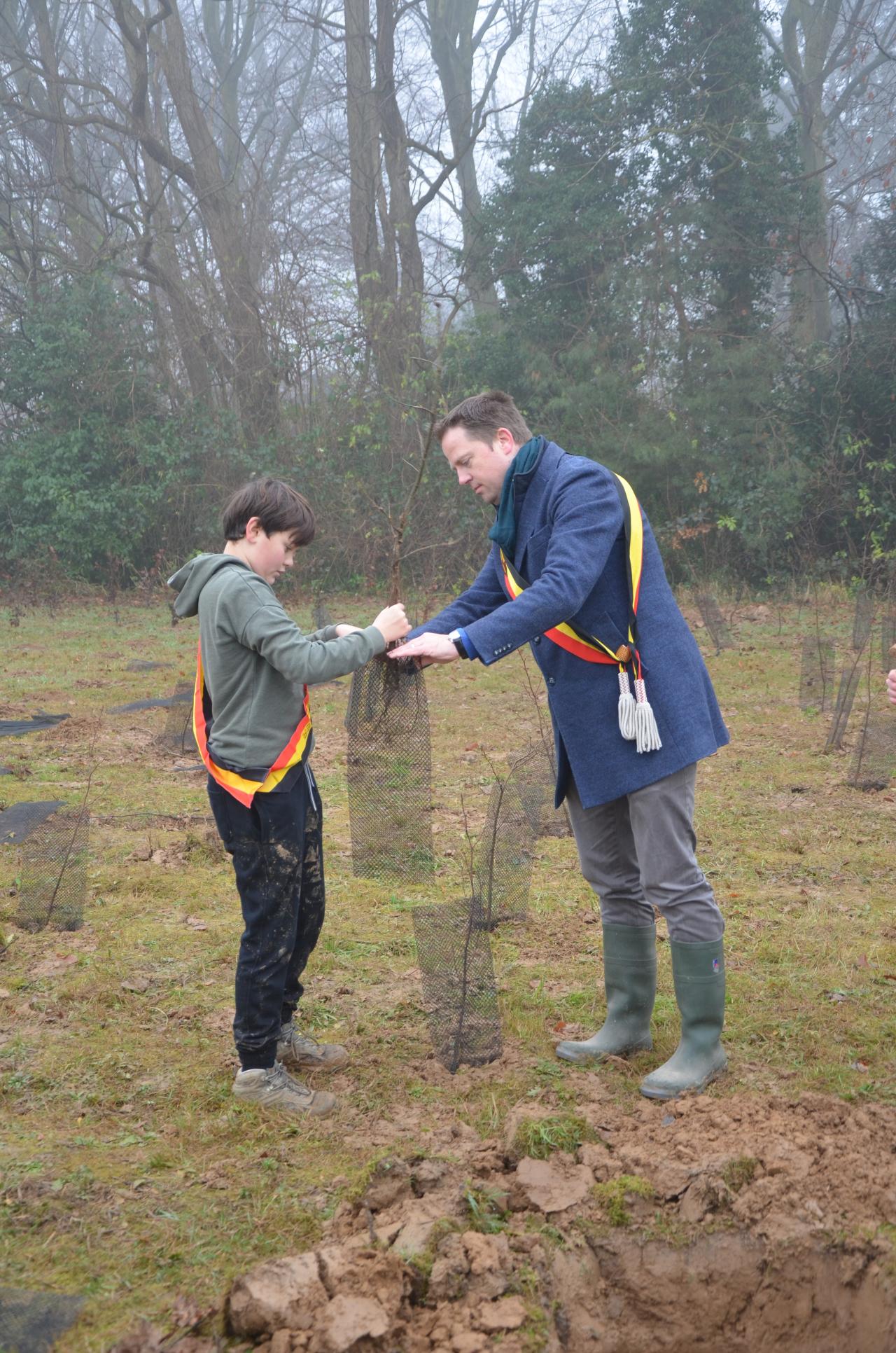 Burgemeester Maarten Mast en kinderburgemeester Hugo Vanhoeymissen planten samen bomen